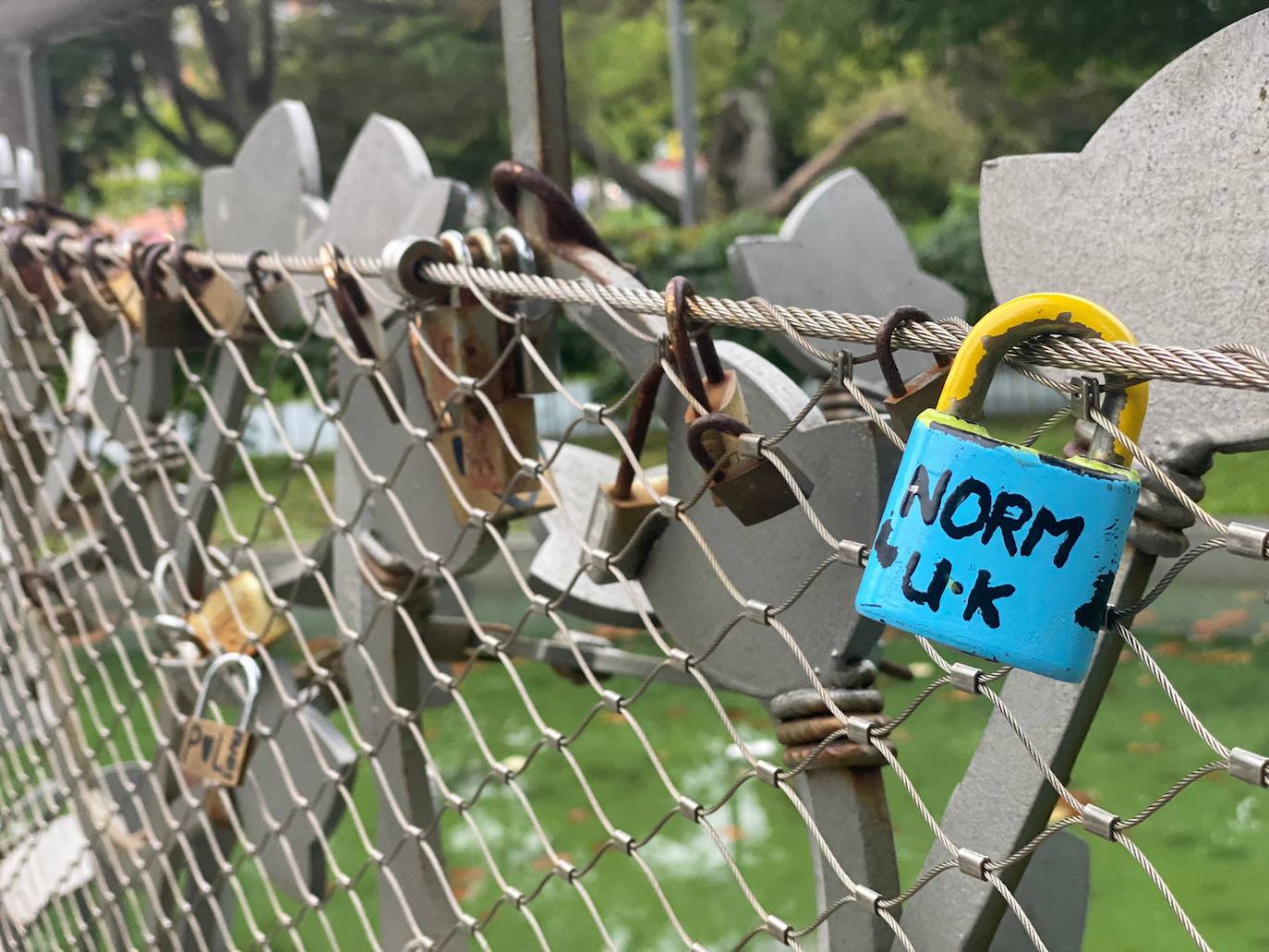 Fotos: Los enamorados también tienen su puente en Santander: casi 300 candados y dedicatorias de amor