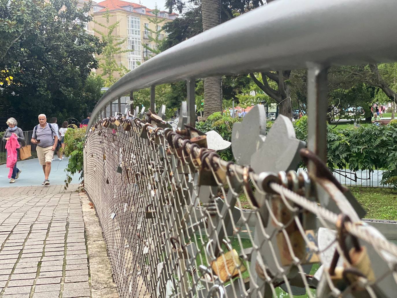 Fotos: Los enamorados también tienen su puente en Santander: casi 300 candados y dedicatorias de amor