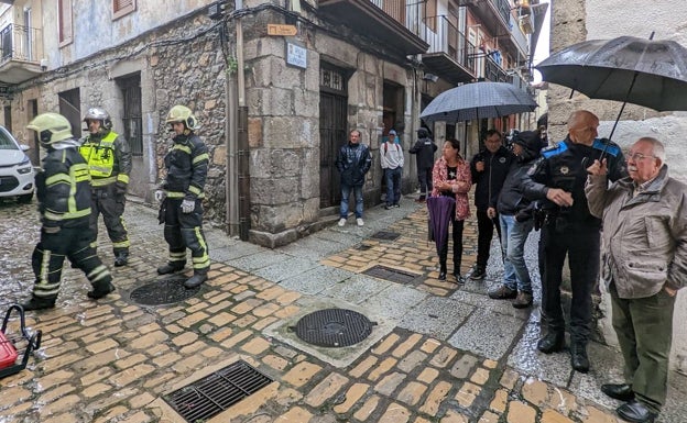 Imagen principal - Muchos vecinos acudieron a la zona del incendio que en un principio provocó una intensa humareda 