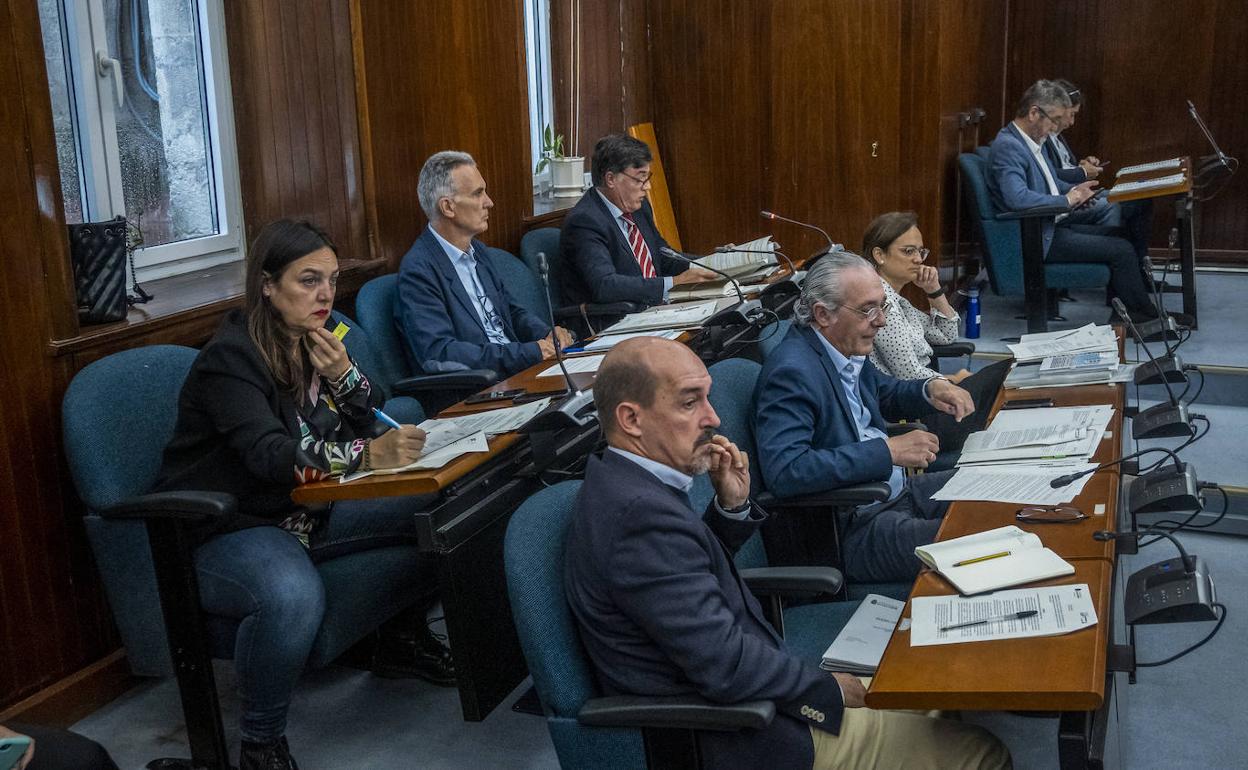 Concejales del PP en el Pleno en primer término.