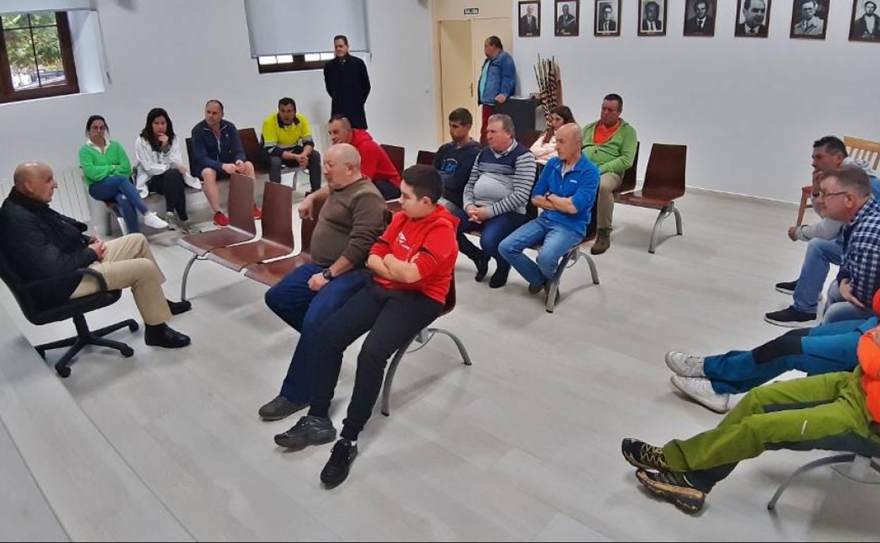 Reunión de ganaderos con el alcalde y miembros del equipo de gobierno de San Felices.