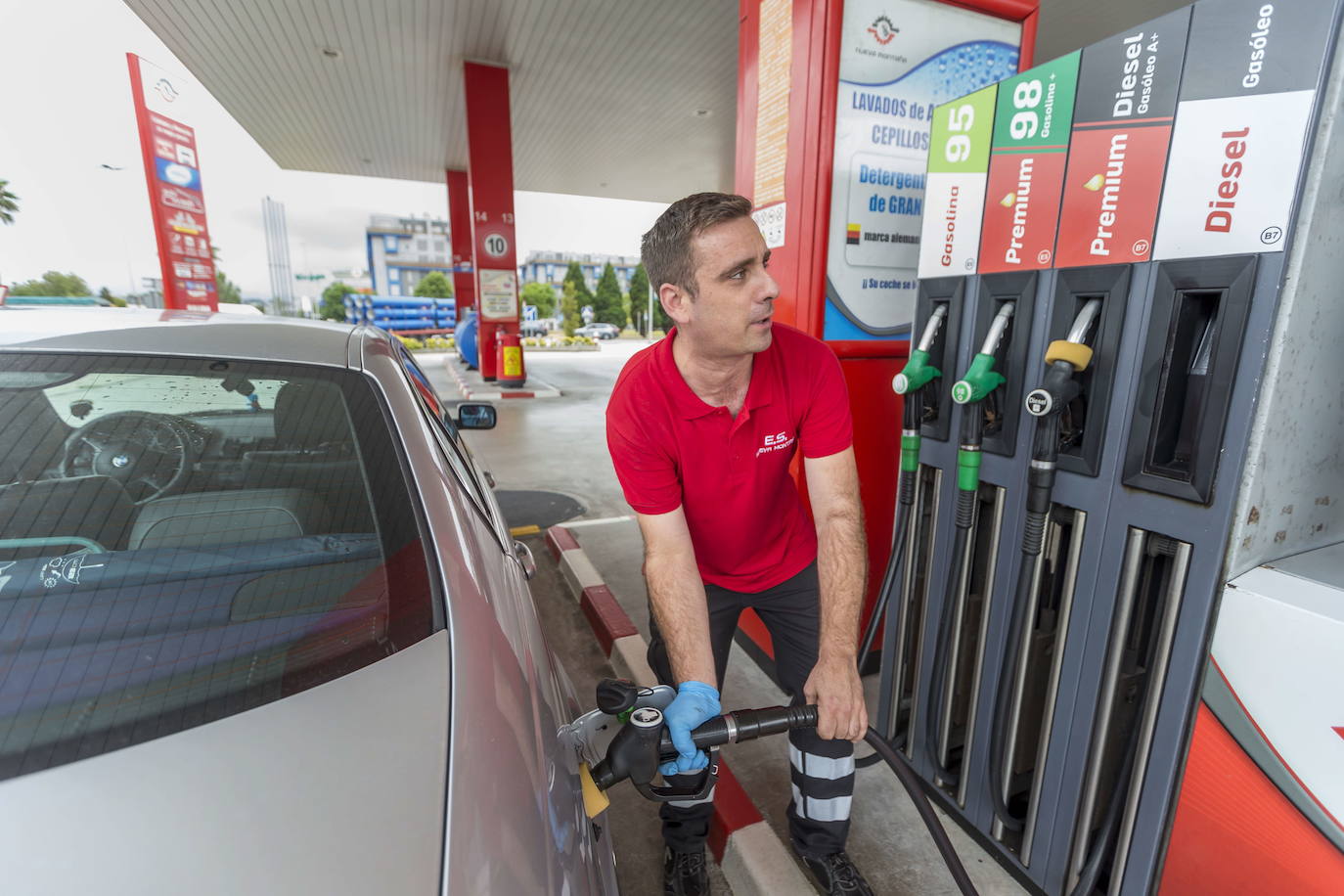 Un empleado de la gasolinera de Nueva Montaña recarga un coche de combustible diésel. 