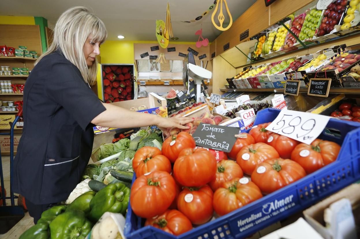 La subida de precios y la decisión de otras comunidades hace a Cantabria valorar una rebaja de impuestos. En la foto, la frutería Nuria de Torrelavega. 