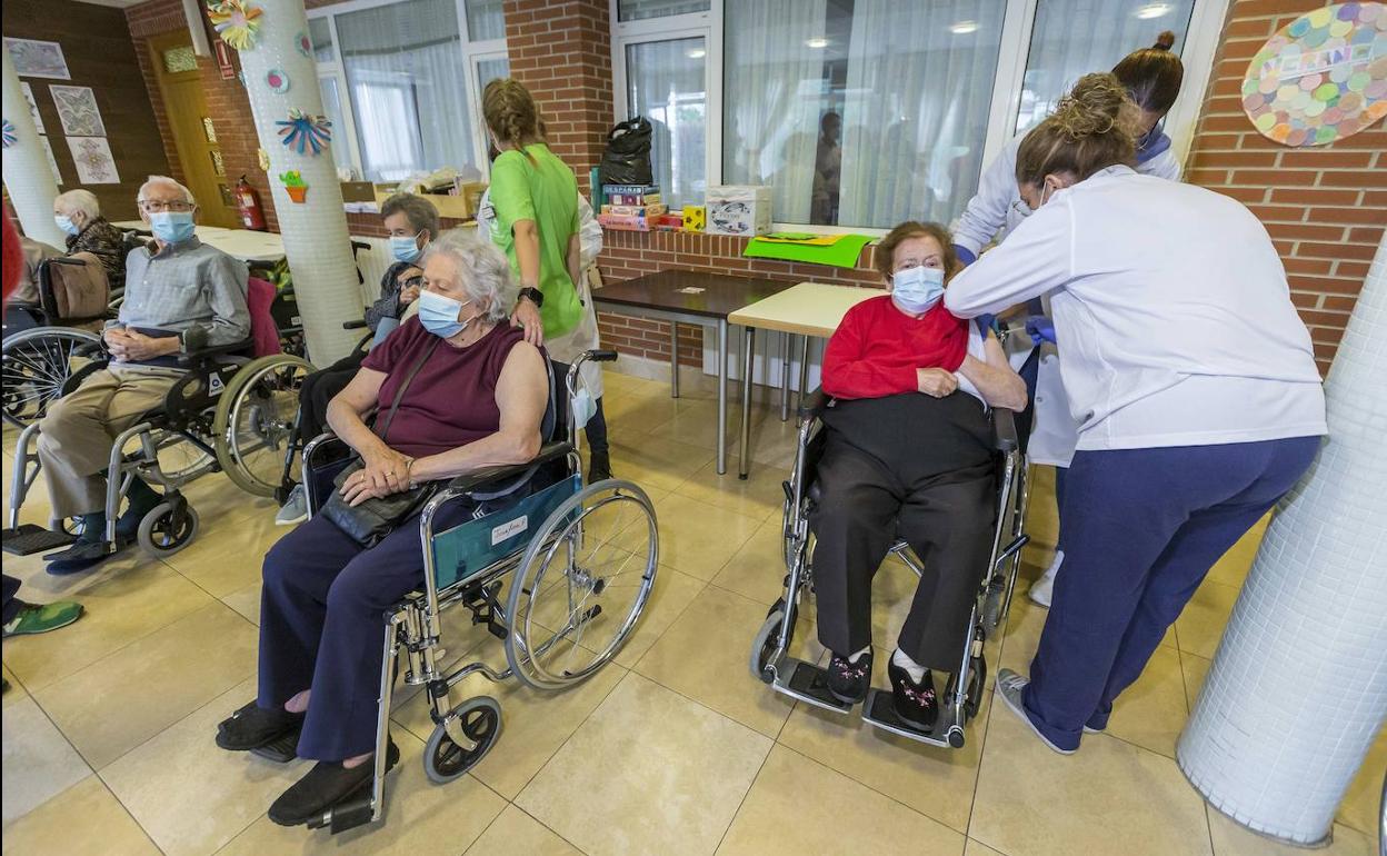 Personal de la Residencia San Francisco acompaña a los sanitarios del SCS mientras vacunan a los internos.