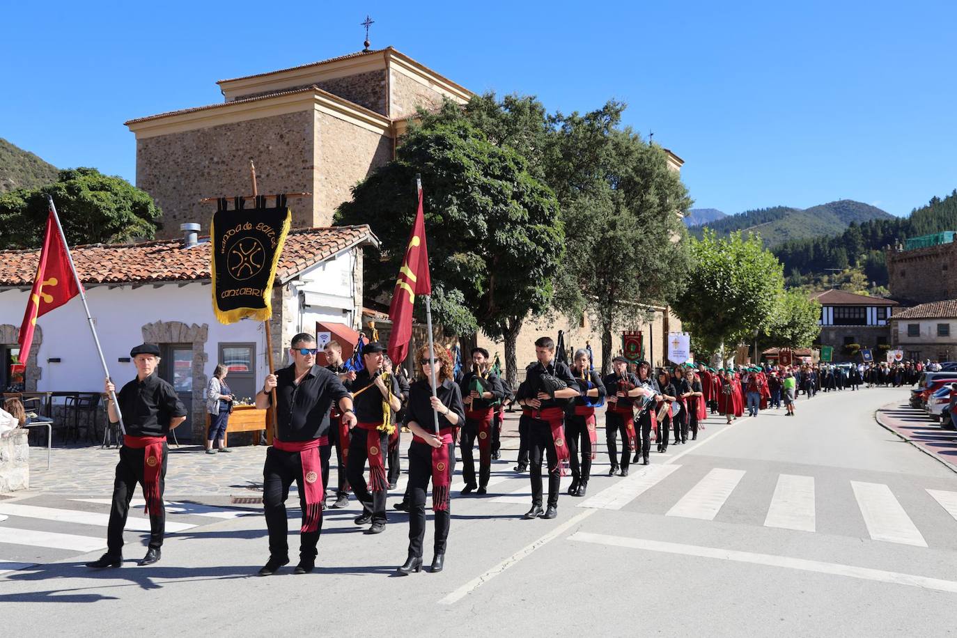 Fotos: Imágenes de la Fiesta de la Vendimia y el IX Capítulo de la Cofradía del Aguardiente de Orujo y Vino de Liébana