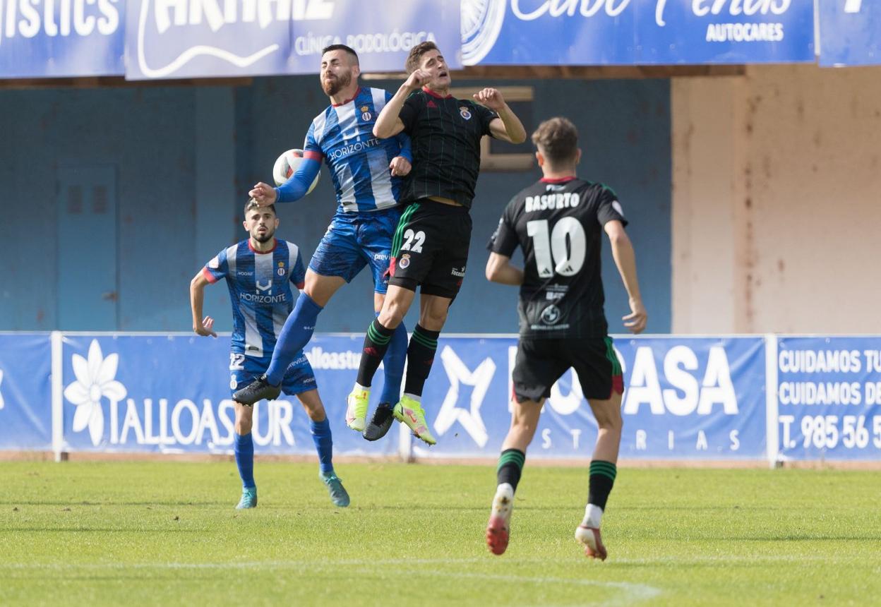 Somavilla, de la Gimnástica, y Primo, del Avilés, en un partido. 