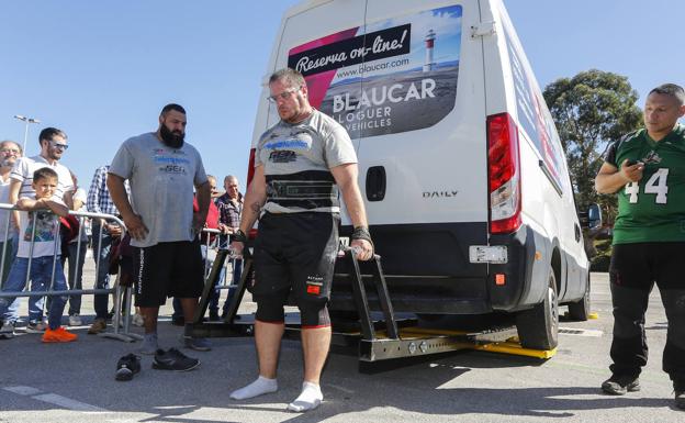 Javier Zubieta levanta una furgoneta de 3.500 kilogramos, durante el torneo de fuerza celebrado ayer en Torrelavega. 