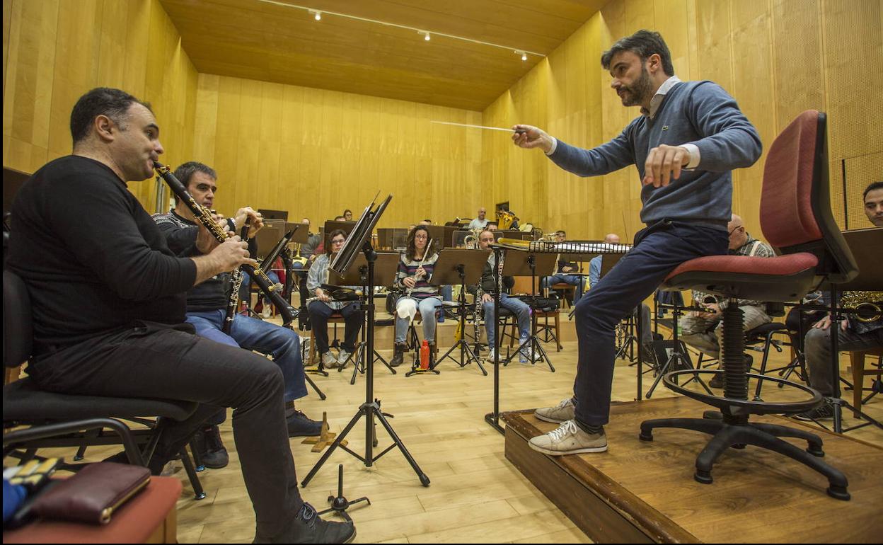 Ensayos de la Banda Municipal de Santander, dirigida por Vicent Pelechano, en su sede de Escenario Santander. 