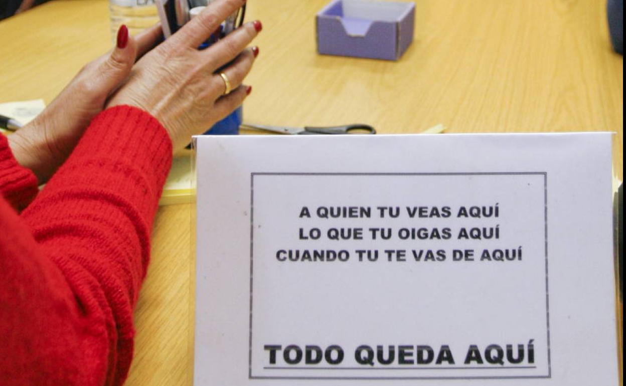 Reunión de jugadores anónimos en la iglesia de la calle Alta de Santander.