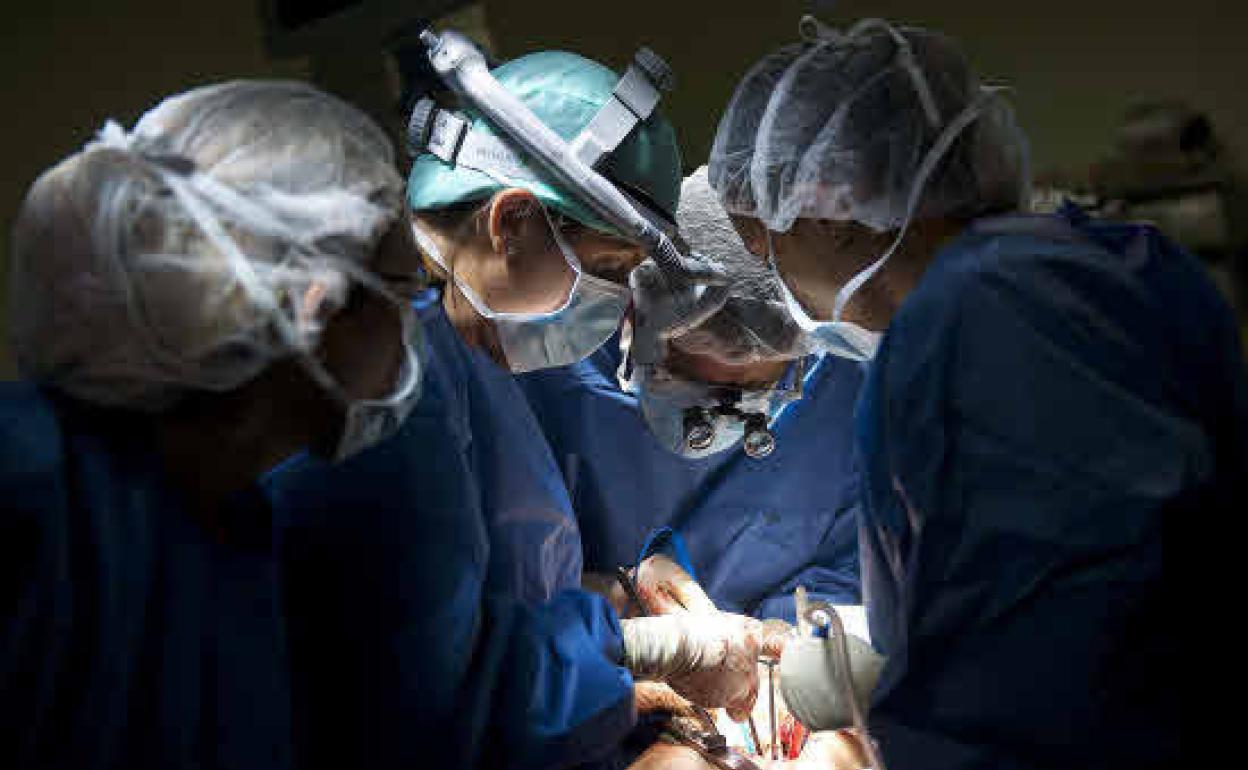 Imagen de archivo de profesionales de Valdecilla trabajando en un quirófano.