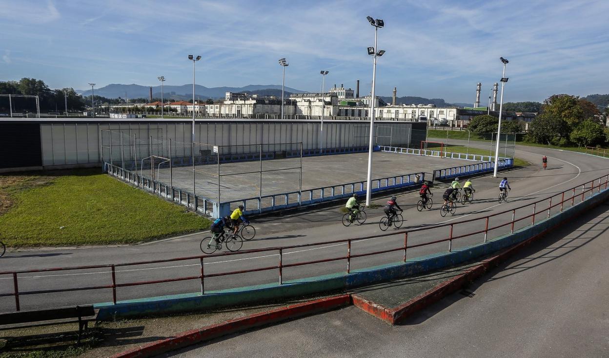 Un grupo de ciclistas pedalea en las instalaciones del complejo deportivo Óscar Freire, uno de los terrenos pendientes del proceso de expropiación.