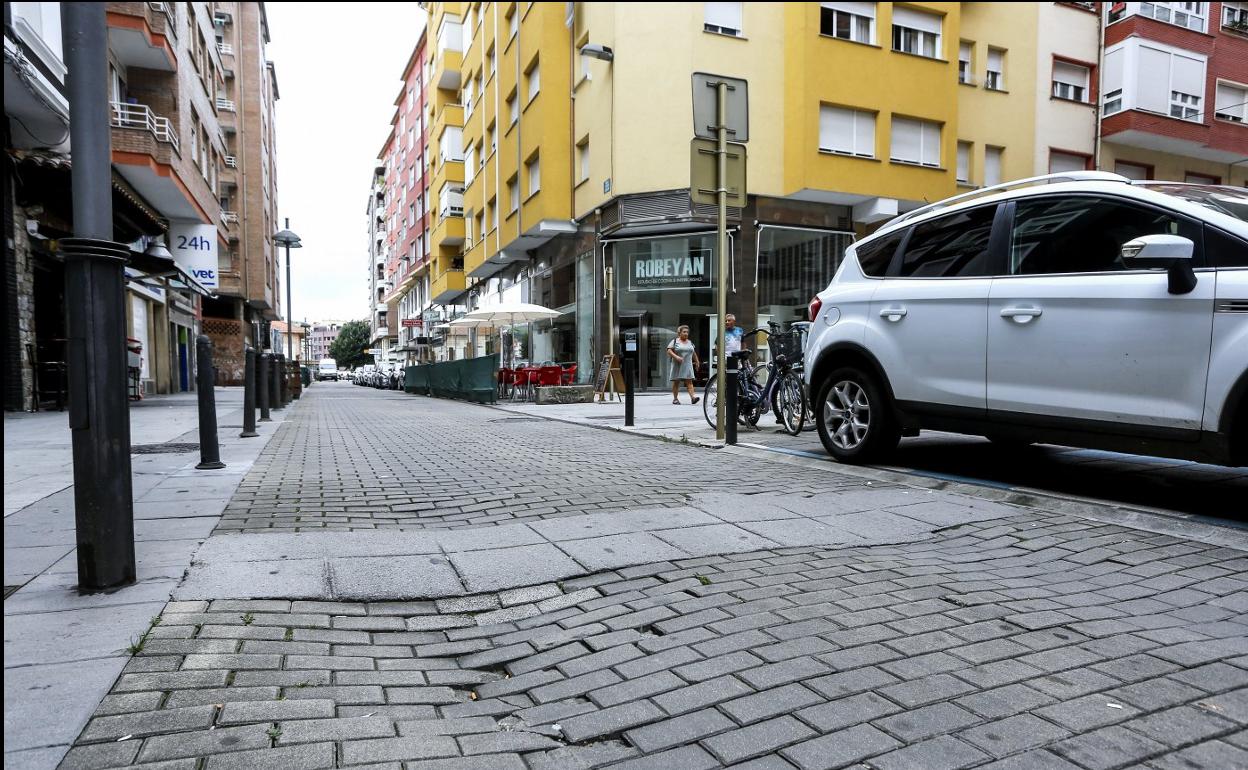 Uno de los tramos afectados de la céntrica vía, este verano, en la calle Lasaga Larreta. 