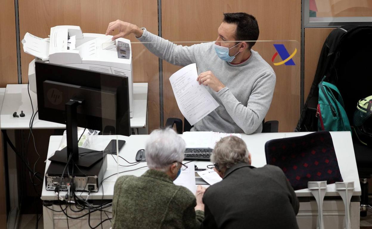 Un trabajador de la Agencia Tributaria, en una de las oficinas de Madrid.