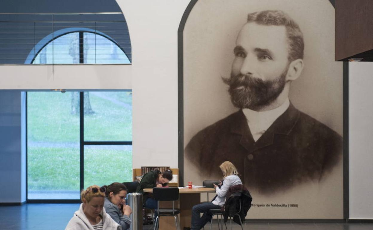 Vestíbulo del centro cultural con una imagen del marqués 