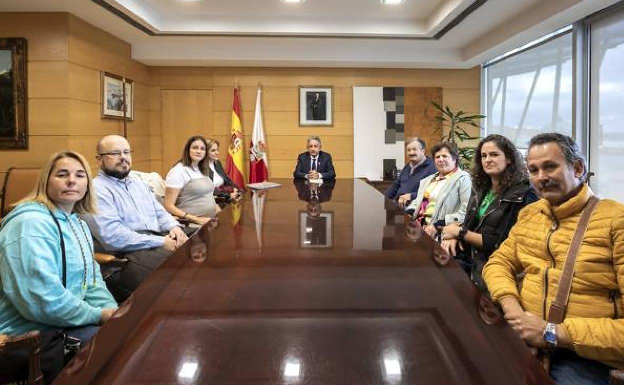 Ocho de los afectados por las estafas se reunieron con el presidente Revilla recientemente en la sede del Gobierno de Cantabria en Peña Herbosa.