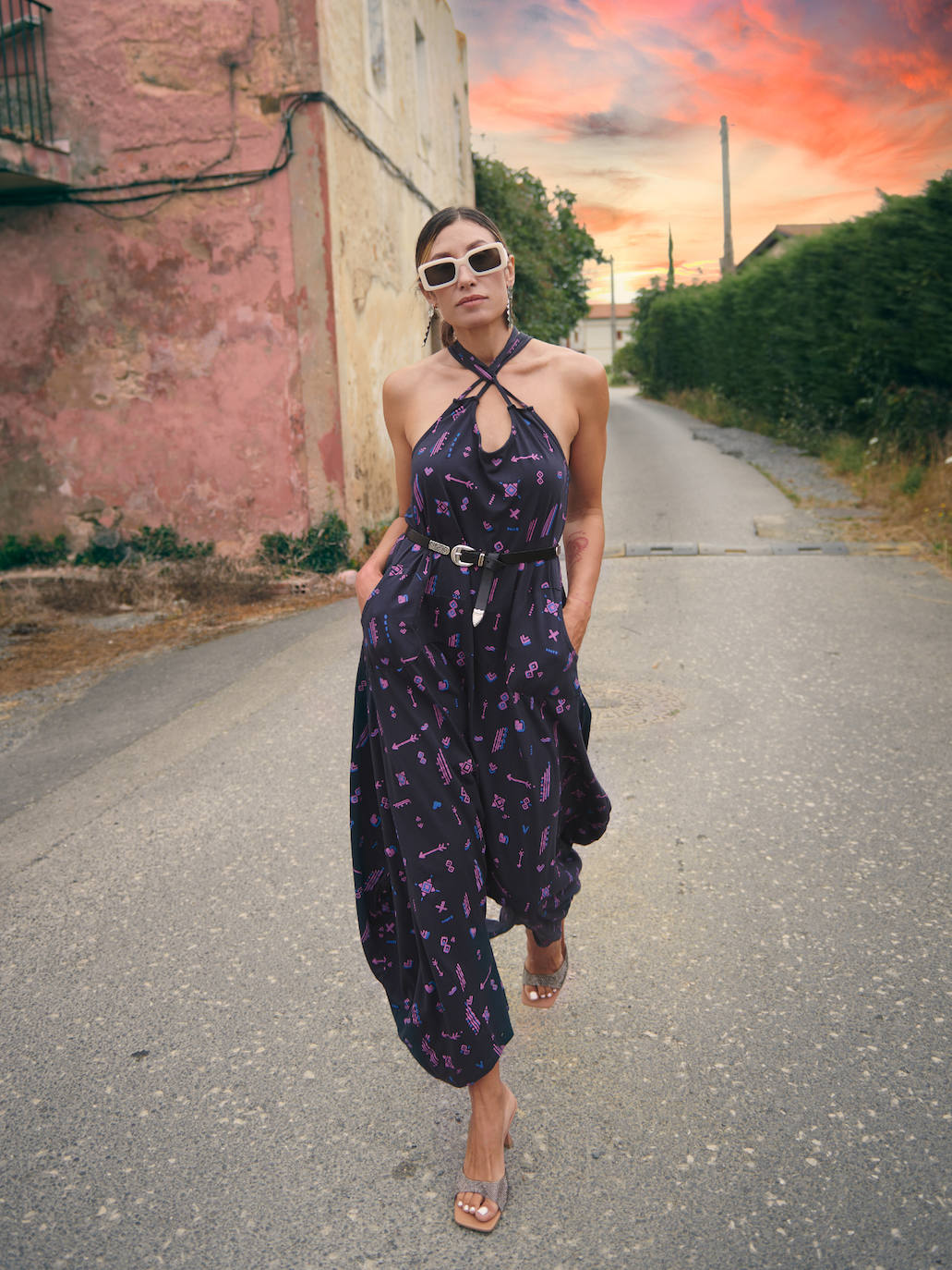 Aire Retro es el universo propio de Violeta Ibáñez (Colindres). Su viaje creativo pasó de los bocetos a las prendas con más rock&roll y personalidad. Con looks en los que suma su amor por la moda, la música, el arte y todo lo que tiene esencia 'vintage'. Lo que fue un experimento natural se convirtió en un fenómeno viral a través de las redes sociales. Se definen como una marca de ropa salvaje, bohemia y libre. Su lema, VIVE AMA.