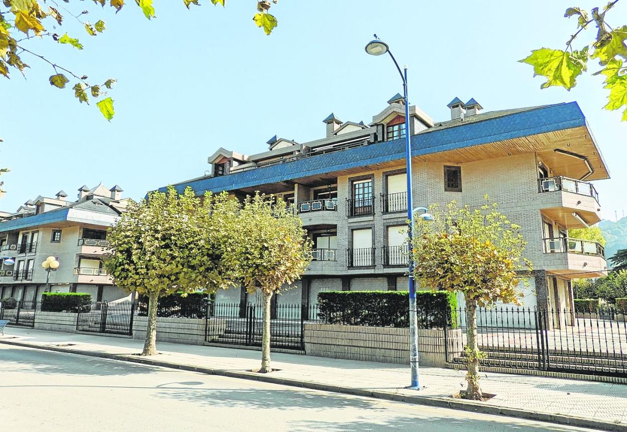 Edificio Tenis, situado en primera línea de playa de Laredo y sobre el que pesa una sentencia de derribo parcial. 