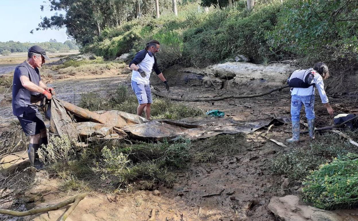 Voluntarios de la pasada convocatoria extraen un gran plástico de uso ganadero en la Marisma del Conde 