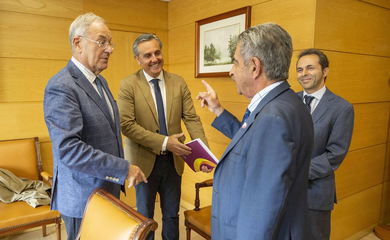 Revilla conversa con Alberto Cuartas (izquierda), Martínez-Aroca (centro) y Rafael Barrera (derecha).