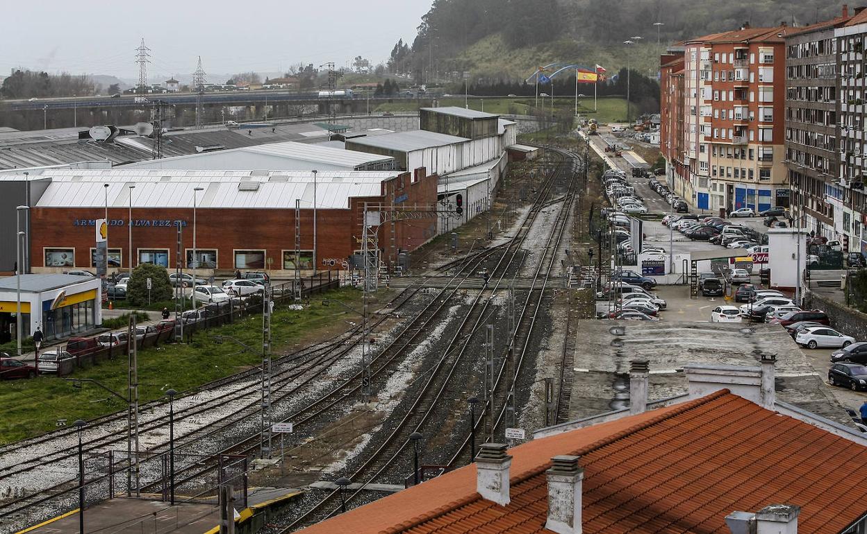 El paseo del Niño de Torrelavega atraviesa las vías de FEVE en Torrelavega, en la zona donde tiene que ejecutarse el soterramiento. 