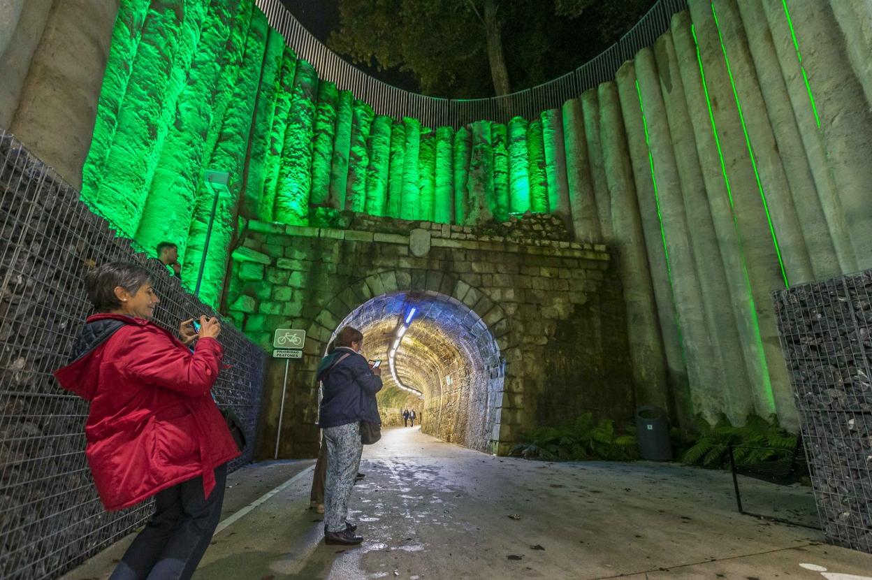 El Túnel de Tetuán acoge hasta el domingo, desde el anochecer hasta las once de la noche, 'Sala del órgano', una intervención de luz y sonido creada por Pablo Turanzas. 