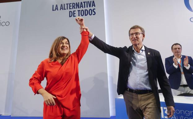 Sáenz de Buruaga junto a Alberto Núñez Feijóo tras ser reelegida presidenta del PP