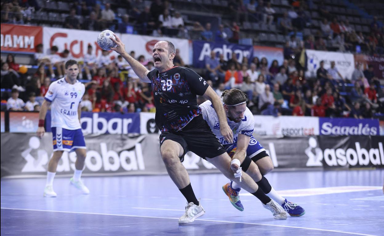 José Manuel Herrero Lon, pivote del Blendio Sinfín, cae después de que un jugador del Granollers lo desestabilice.