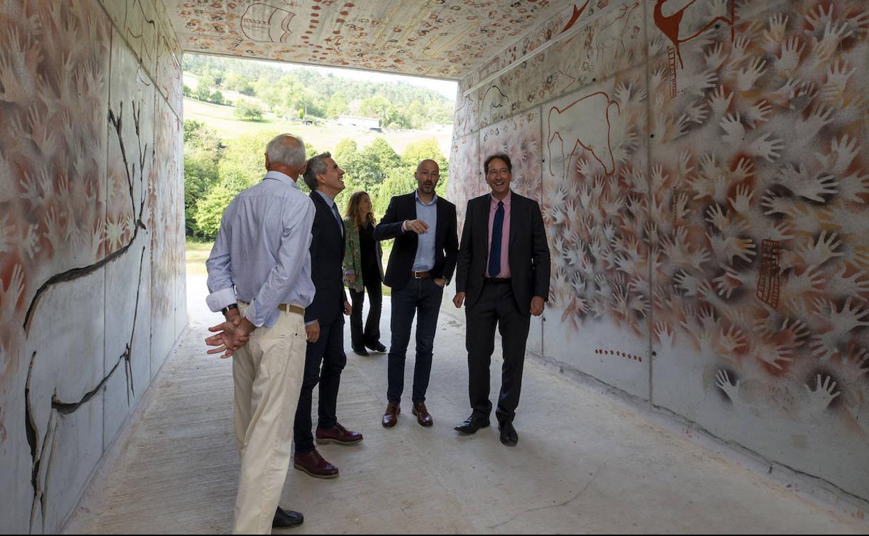 Zuloaga y Gochicoa junto al alcalde de Puente Viesgo durante la inauguración de los accesos 