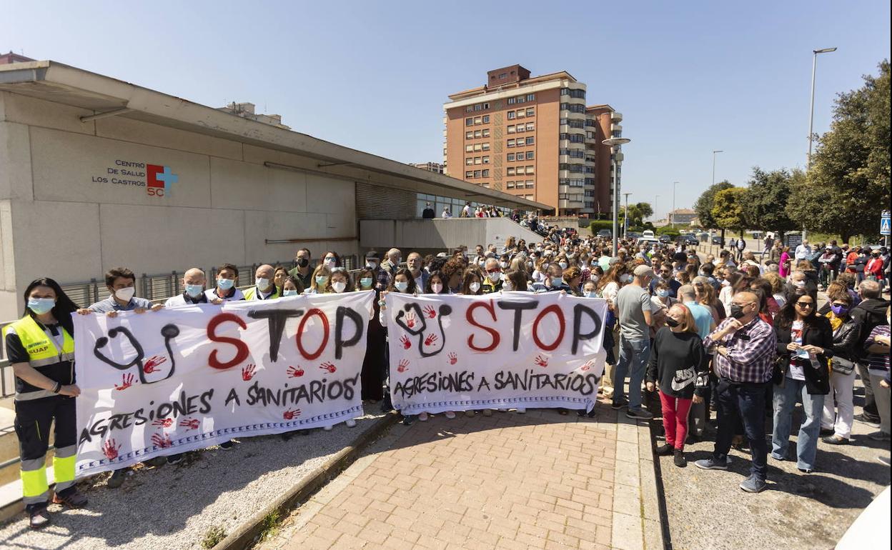 Concentracion de sanitarios el pasado mes de mayo en el Centro Salud Los Castros contra las agresiones a sanitarios.