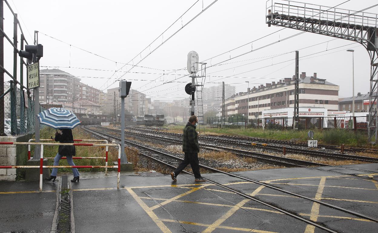 Paso a nivel de las vías en Pablo Garnica junto al actual aparcamiento de la estación de Feve, en una imagen de archivo. 