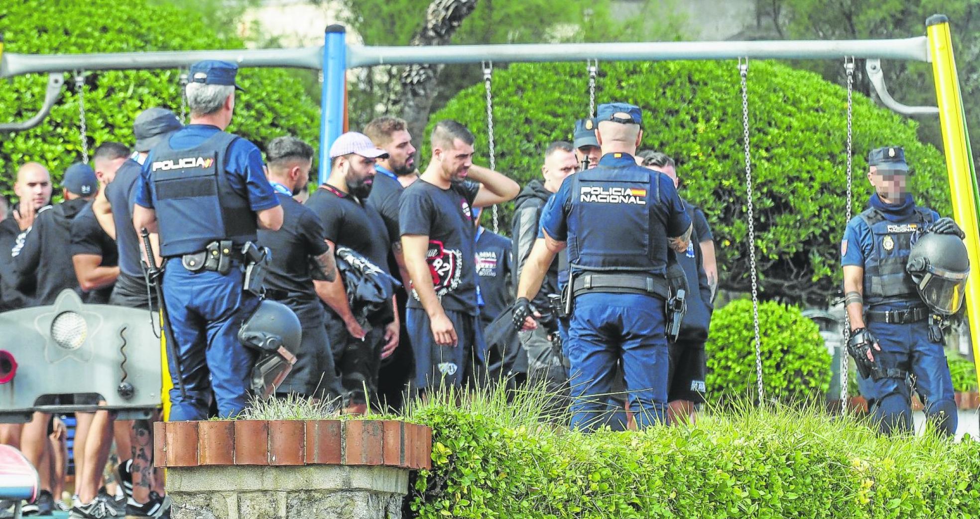 La Policía Nacional, en la Avenida de Castañeda con los ultras malaguistas tras detener la reyerta.