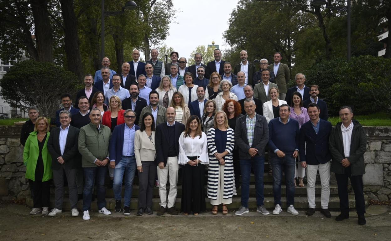 Los nuevos cargos orgánicos del PP, esta mañana en El Sardinero tras la celebración del comité ejecutivo.