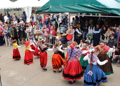 Imagen secundaria 1 - Elaboración del picadillo, bailes tradicionales y homenaje a la familia Arroyo 