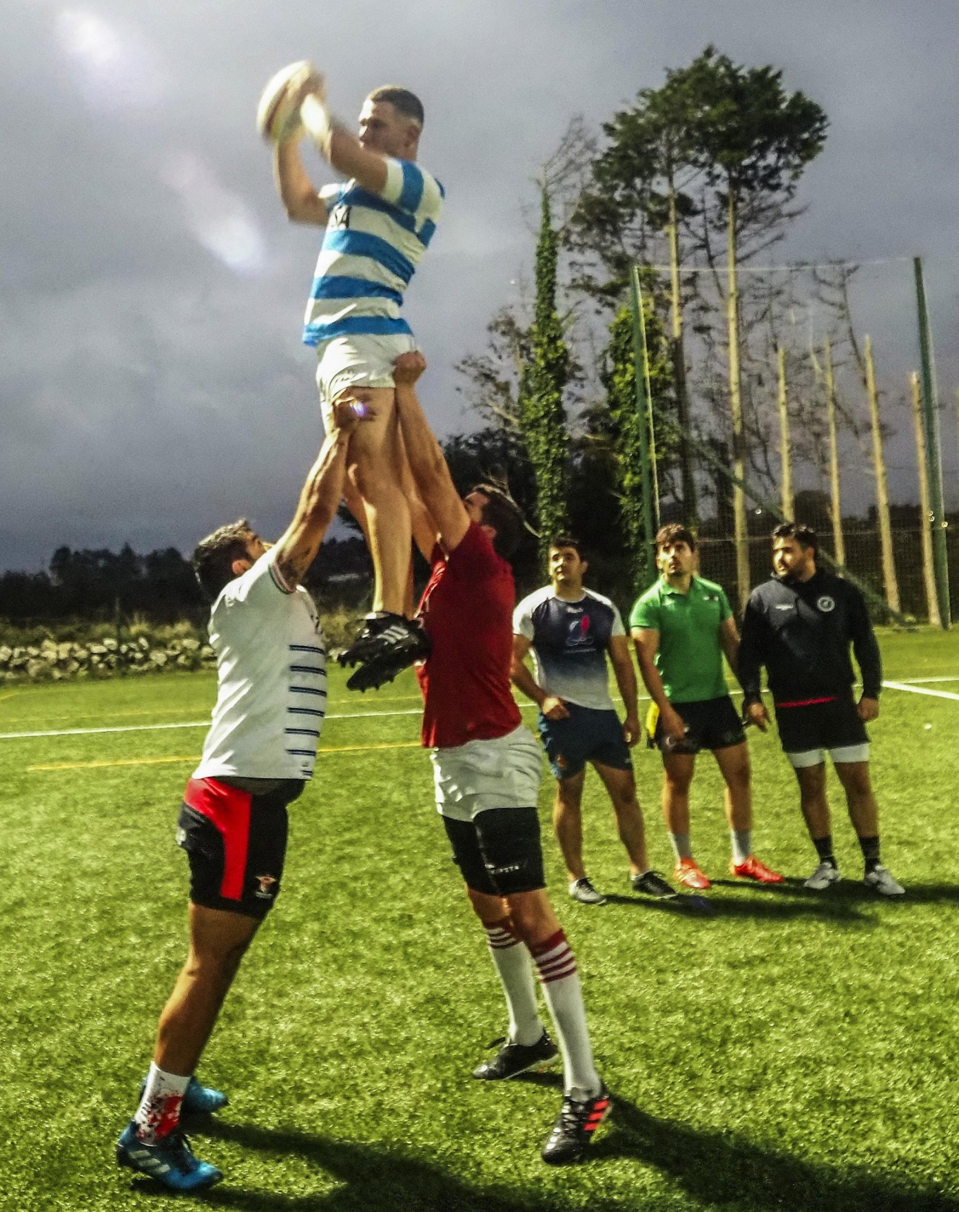 Los delanteros verdes entrenan una touch en San Román.