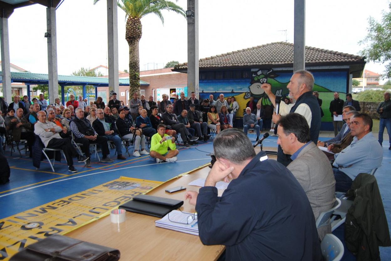 Las autoridades y el presidente de AMA, Antonio Vilela, explicaron la hoja de ruta a los afectados por las sentencias de derribo de Argoños. ana cobo