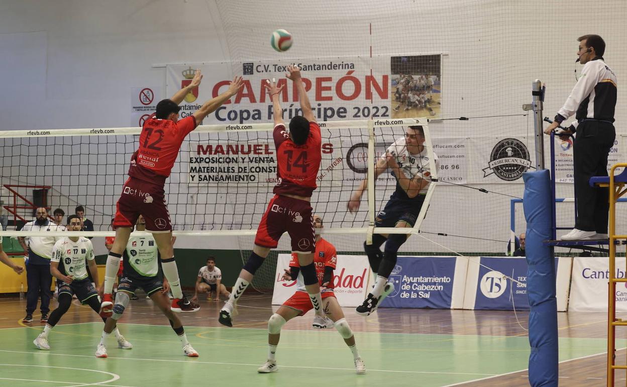 Un ataque del conjunto cántabro en el primer partido de la temporada.