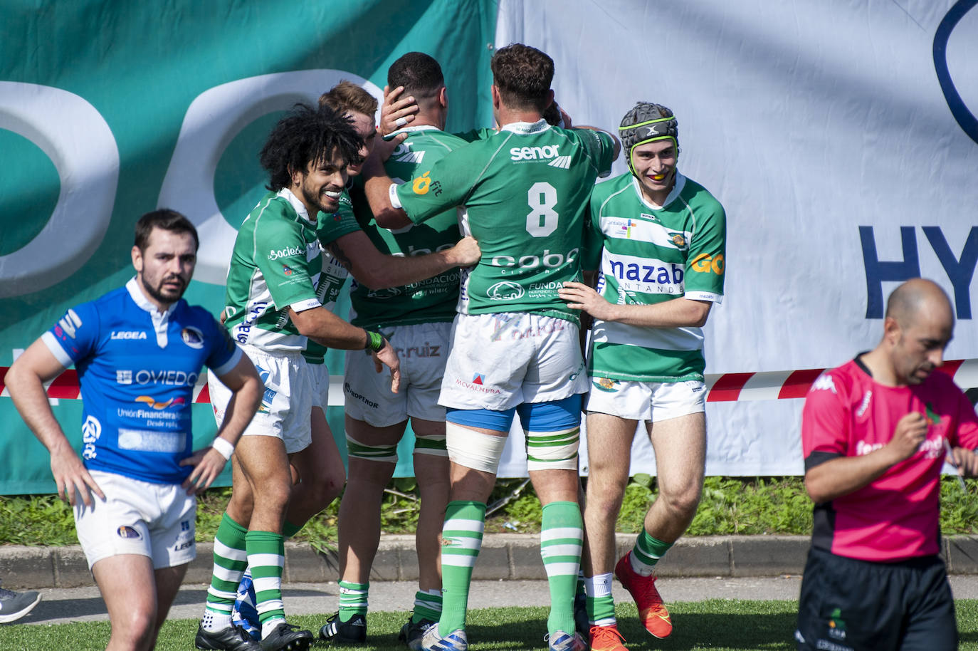 Los jugadores del conjunto cántabro celebran una jugada culminada con éxito.