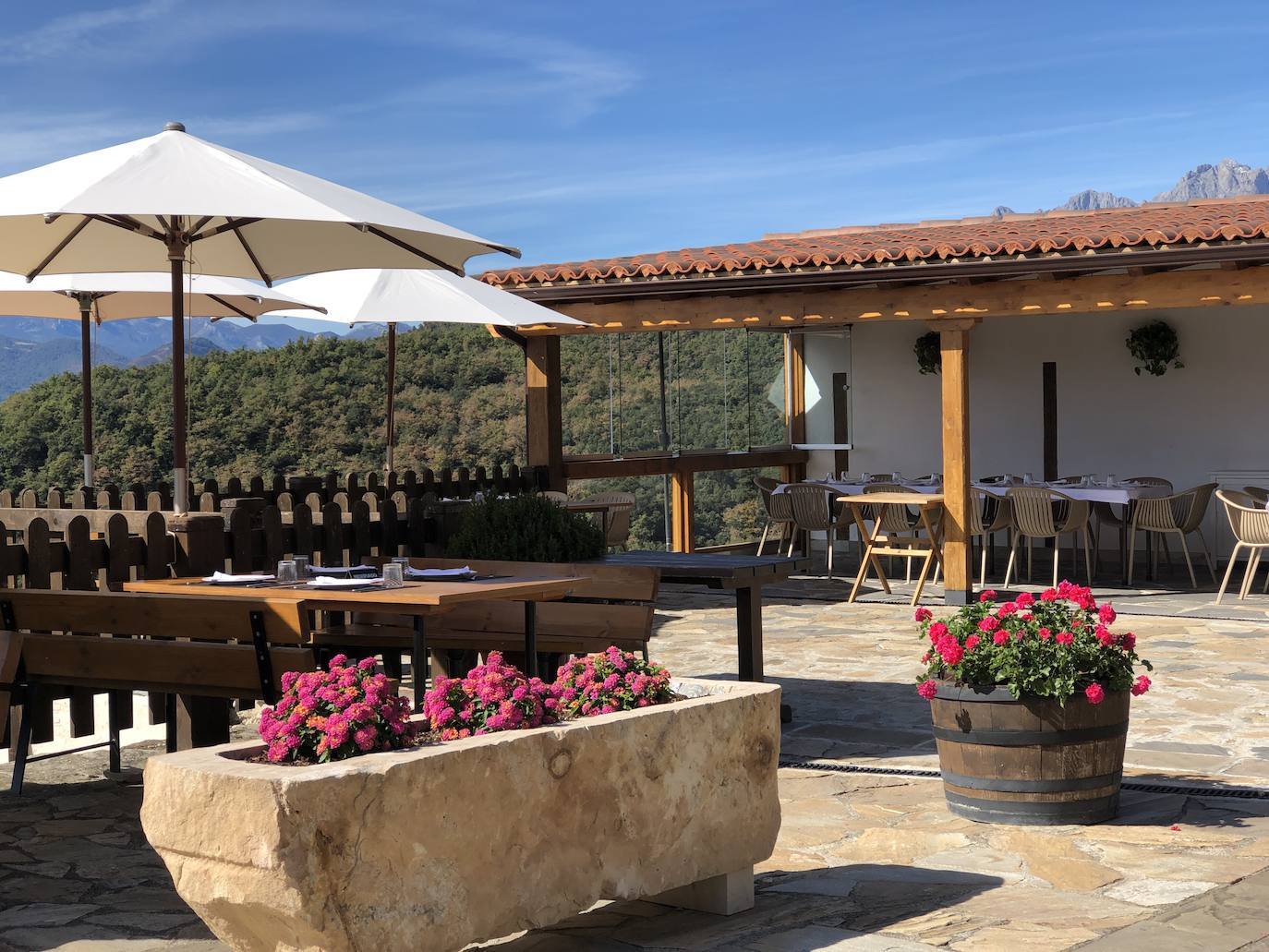 Detalle del comedor de la terraza.