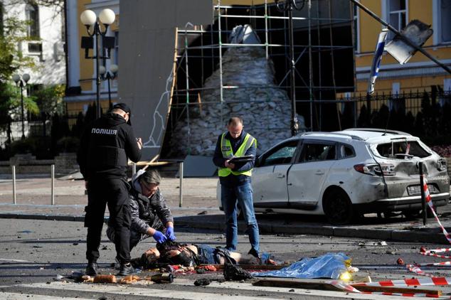 Fotos: Rusia ataca el centro de Kiev en el primer bombardeo sobre la capital desde hace meses