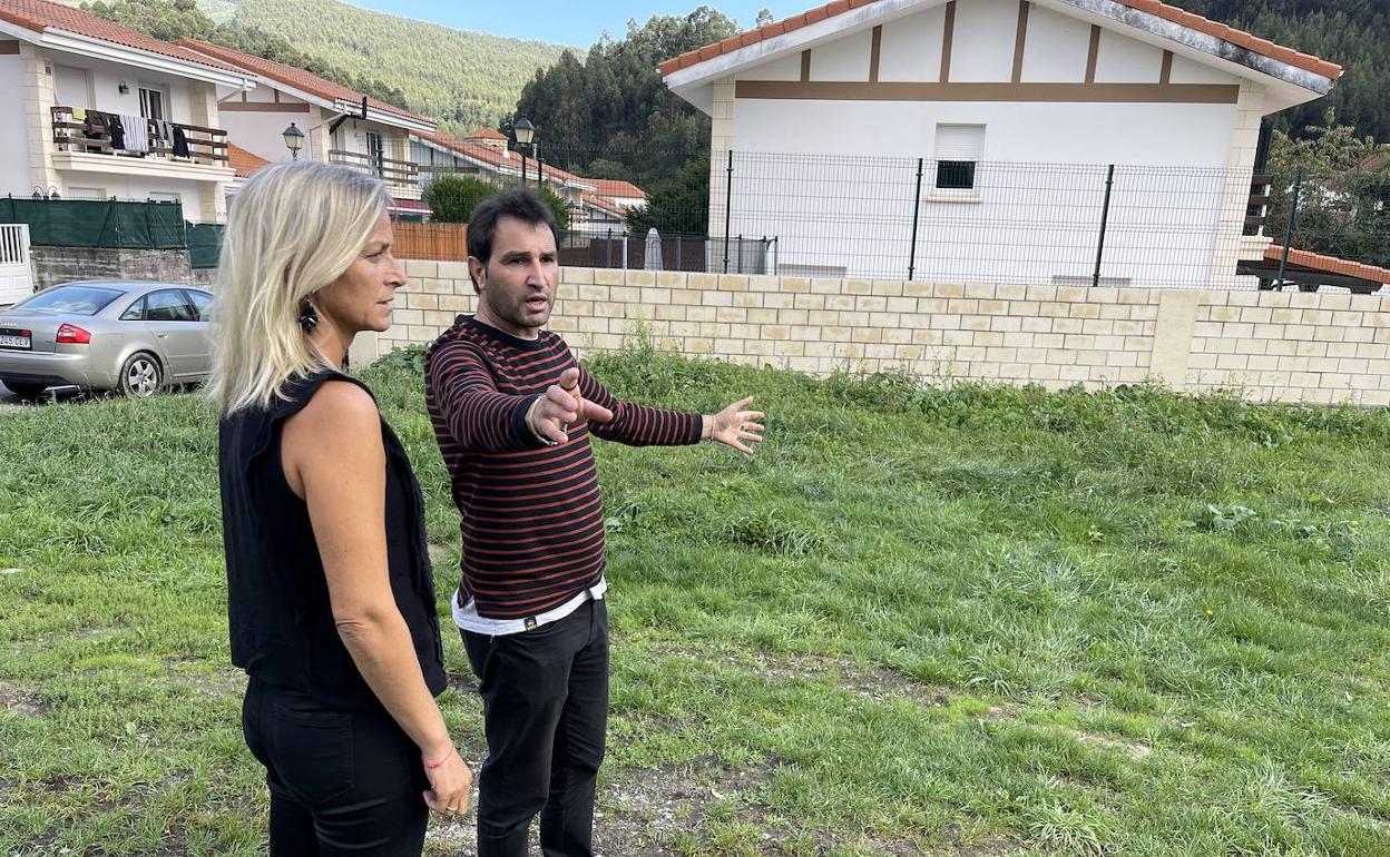  Susana Herrán y José Mari Liendo, en la parcela donde se va a construir la pista multideporte 