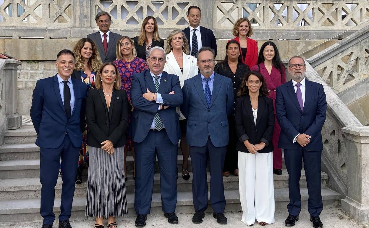 Hernández de Sande posa con los miembros de su Junta Directiva, en las escalinatas del Palacio de La Magdalena.