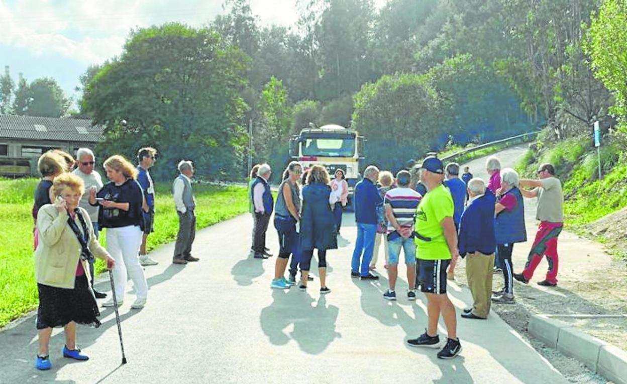 Vecinos del entorno del barrio de Salcedo se movilizaron ayer en la conocida como 'carretera negra' para intentar parar las obras. 