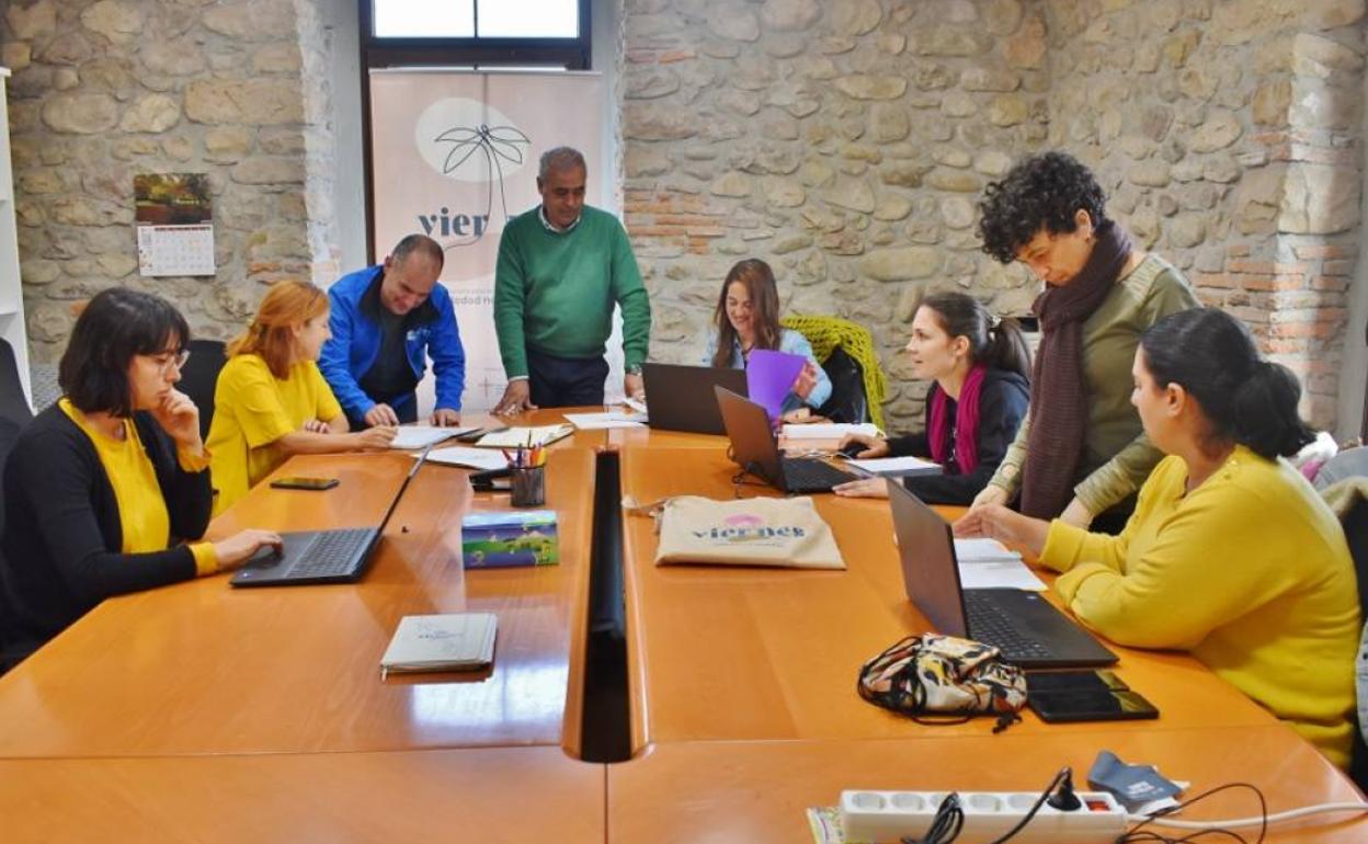 Equipo del programa 'Viernes' junto al presidente de la Asociación de Desarrollo Campoo Los Valles.