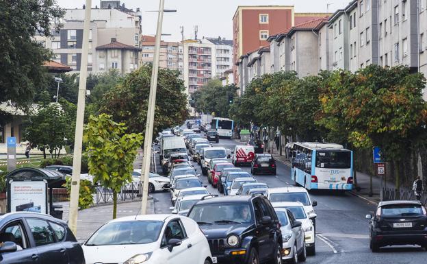 Imagen principal - Los vehículos han tenido grandes dificultades para circular por Santander gran parte de la mañana.