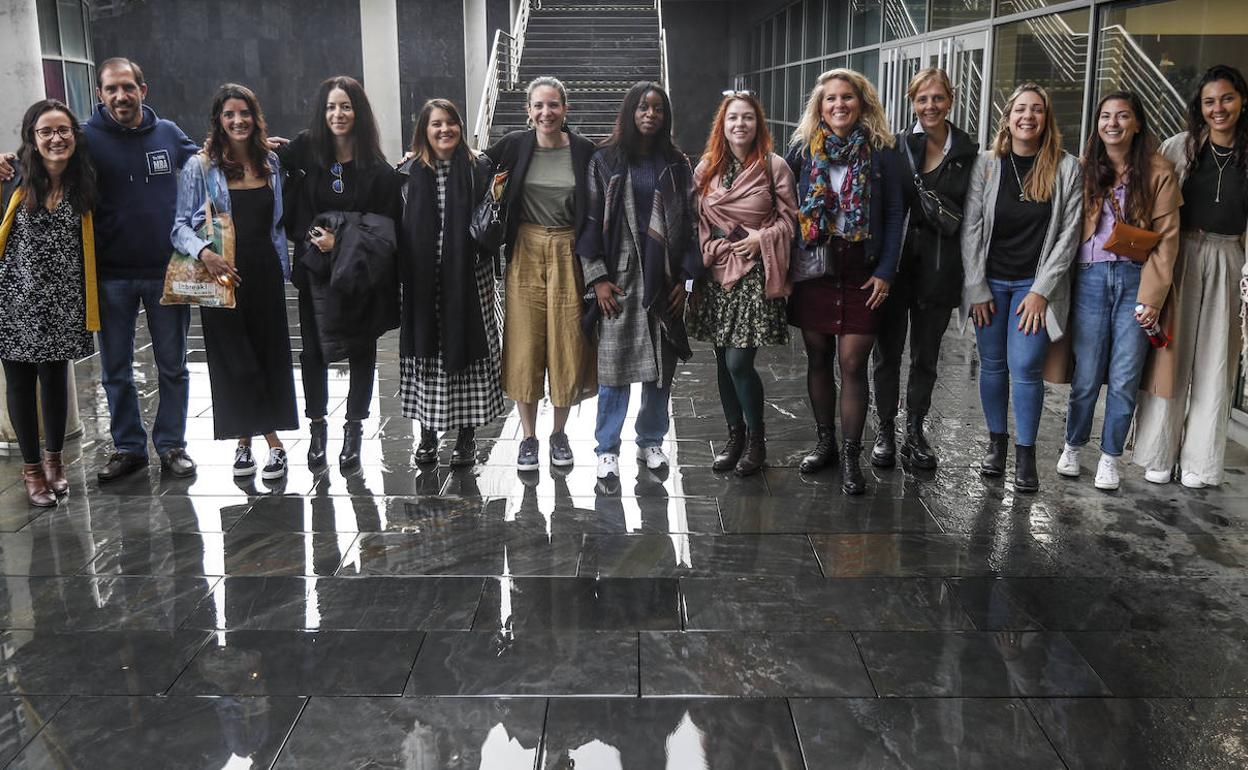 Las doce mujeres emprendedoras del programa 'The Break', este martes, en el Pctcan, junto al coordinador en Cantabria de la actividad, Óscar Pérez. 