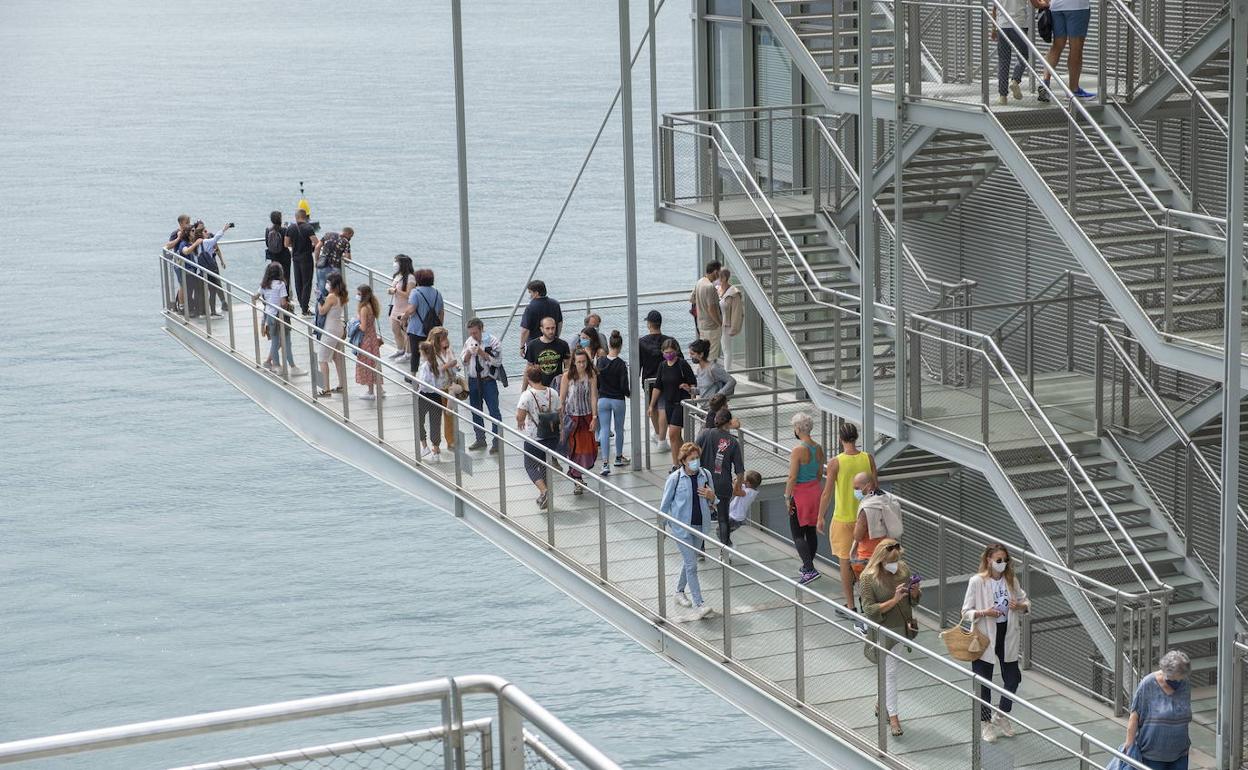 Turistas pasean por las pasarelas del Centro Botín, en Santander.