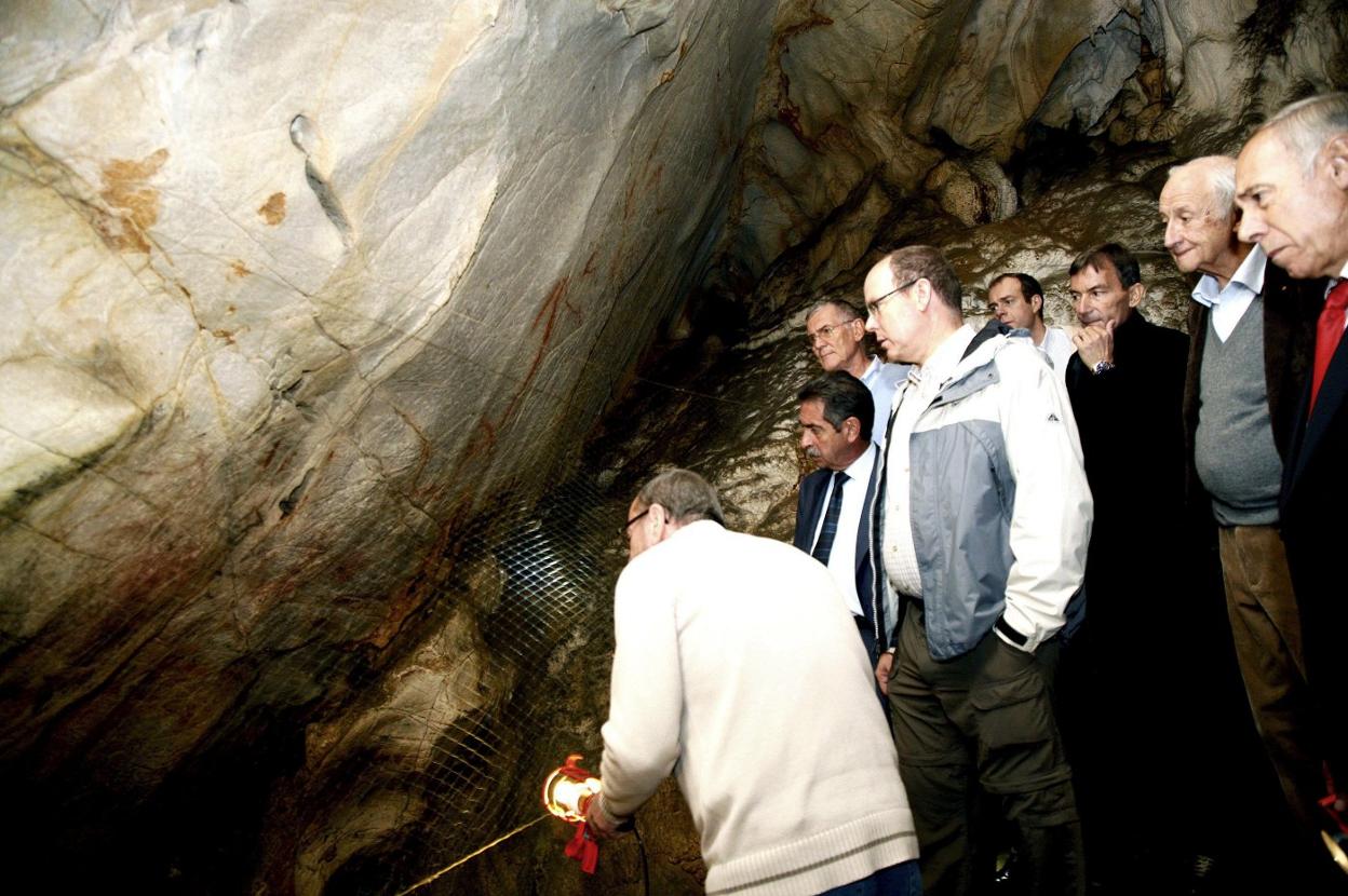 Alberto II, junto a Revilla y al resto de miembros de la comitiva que le acompañaron a visitar la cueva de El Castillo en 2010. 