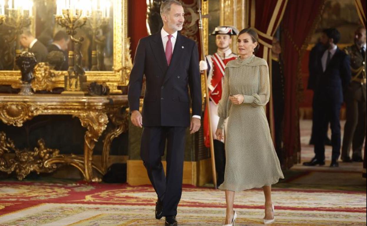 La reina Letizia y el rey Felipe ayer a su llegada a la recepción.