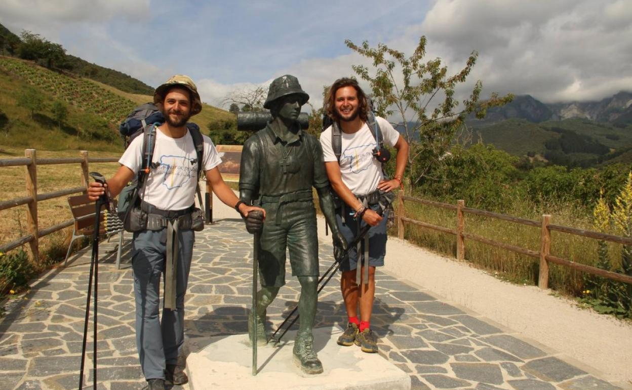 Dos peregrinos tras completar el Camino Lebaniego.