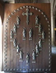 Imagen secundaria 2 - El Lignum Crucis y la Puerta del Perdón del Monasterio de Santo Toribio de Liébana.